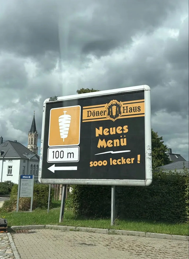 Plakat „Neues Menü – sooo lecker!“ mit Wegweiser zum Döner Haus in Eibenstock