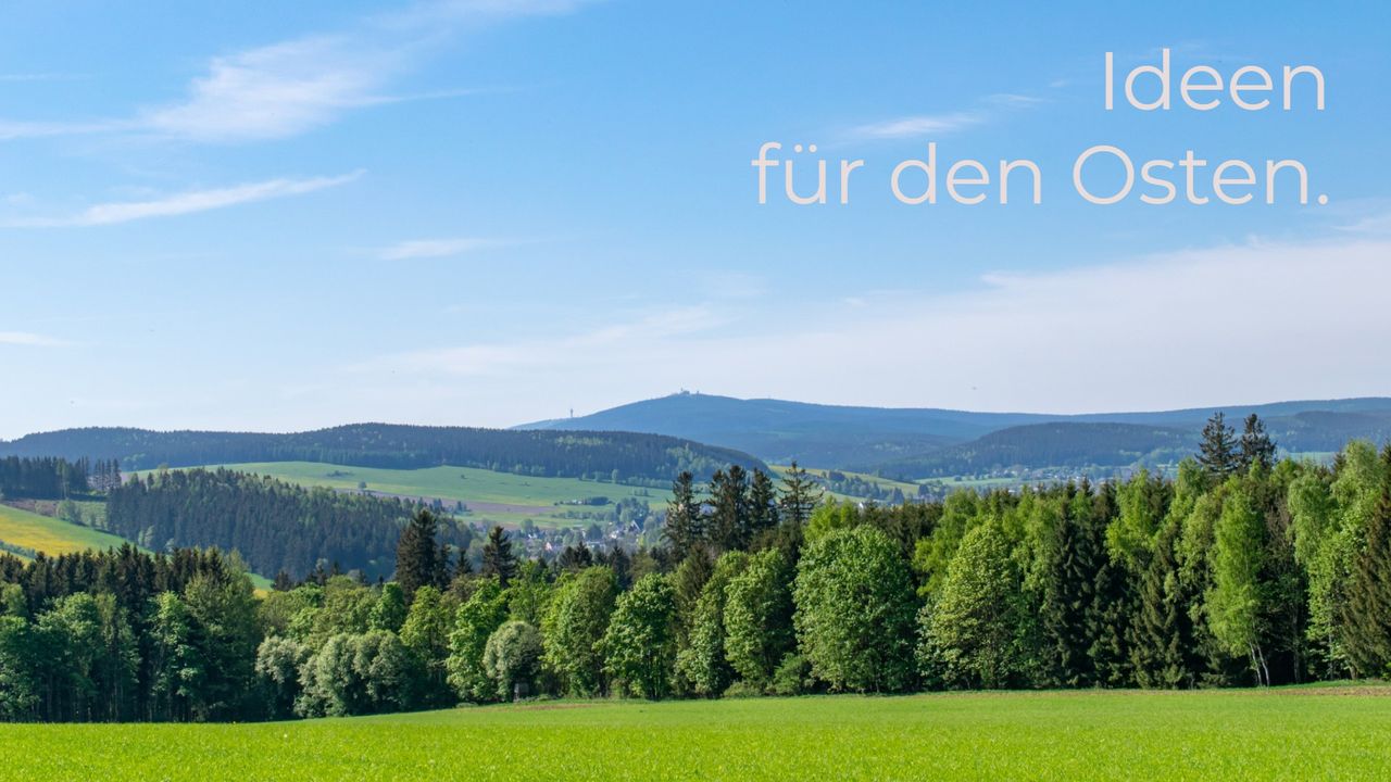 Ideen für den Osten. – Hügellandschaft mit Wald und Wiesen im Erzgebirge